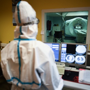 Онколог оценил возможность развития рака из-за исследований на COVID-19 в России