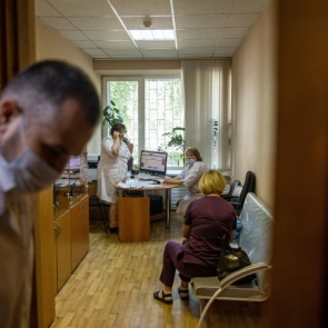 В Красноярске за сутки выявили 127 новых больных COVID-19 и 4 смерти от вируса