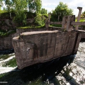 Возле разрушенной Шарыповской ГЭС 10-летний мальчик прыгнул с моста и получил серьезную травму спины