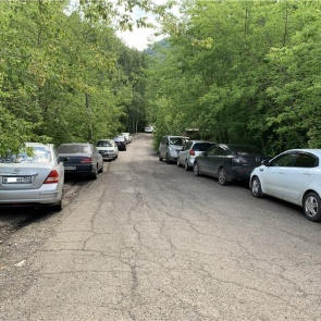 Красноярцев предупредили о взломах машин у нацпарка «Столбы» и попросили приезжать туда на автобусах