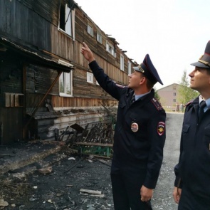 В Красноярском крае 18-летняя девушка рассказала о пожаре в соседнем доме брату и соседу. Это помогло спасти неходячую старушку