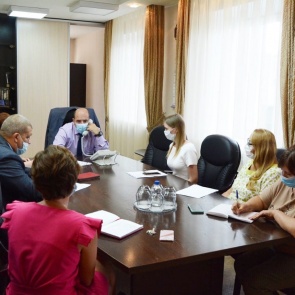 На прямую телефонную линию и.п.главы Ачинска Петра Хохлова поступило 15 обращений