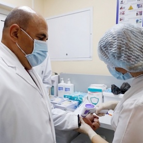 Мишустин предложит Путину продлить выплаты медикам за борьбу с коронавирусом