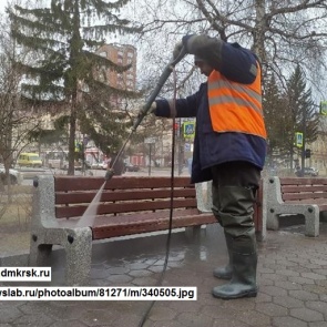 Красноярск начали убирать от мусора и грязи